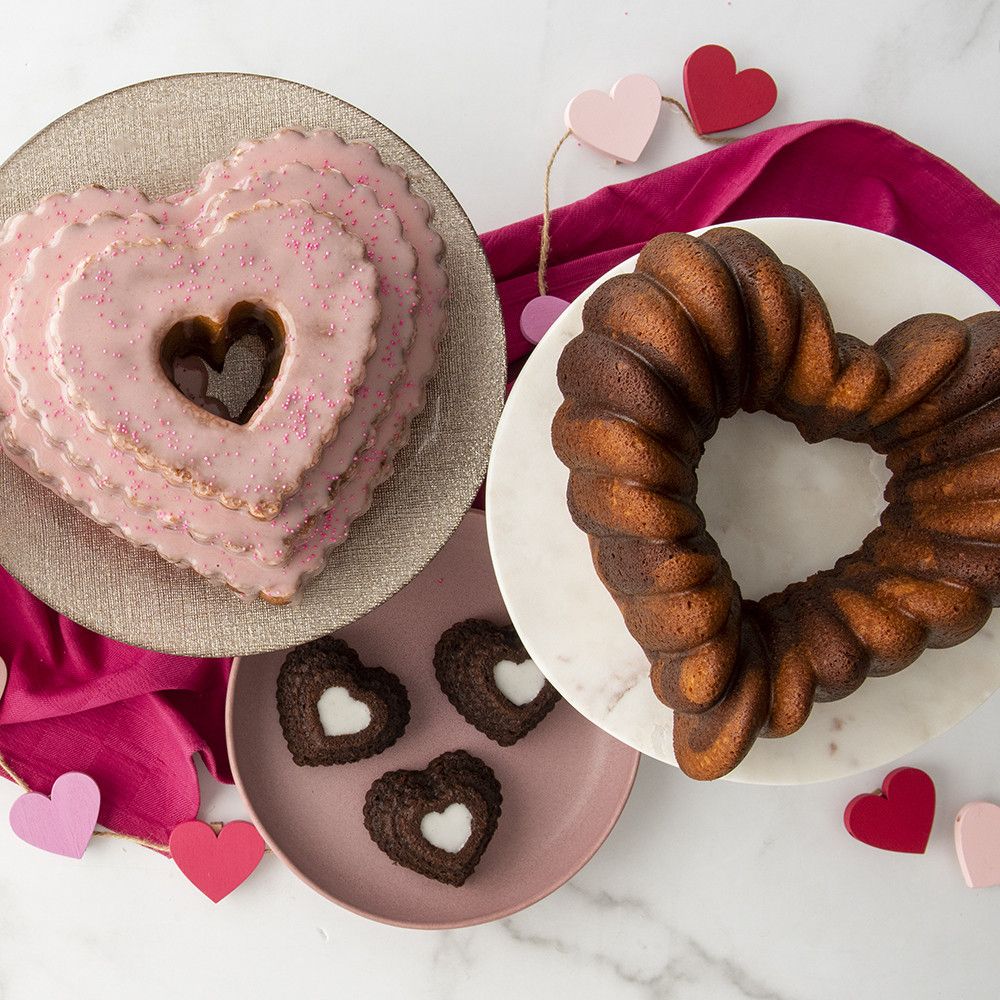 Forma Nordic Ware Tiered Heart Cakelet Pan