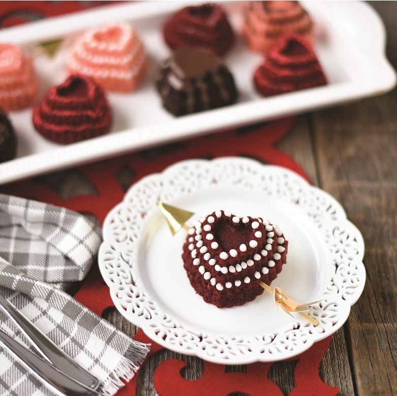 Forma Nordic Ware Tiered Heart Cakelet Pan