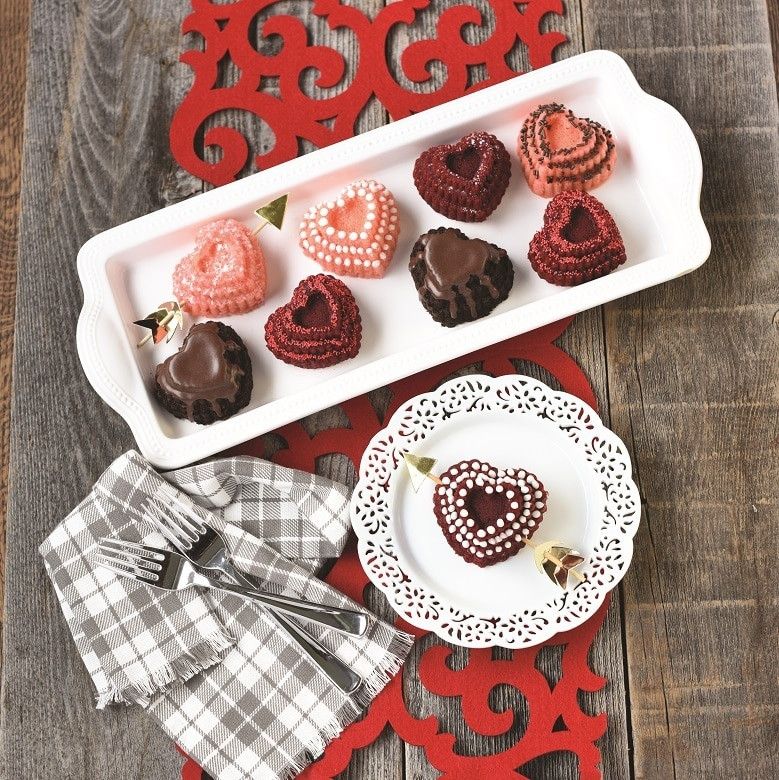Forma Nordic Ware Tiered Heart Cakelet Pan