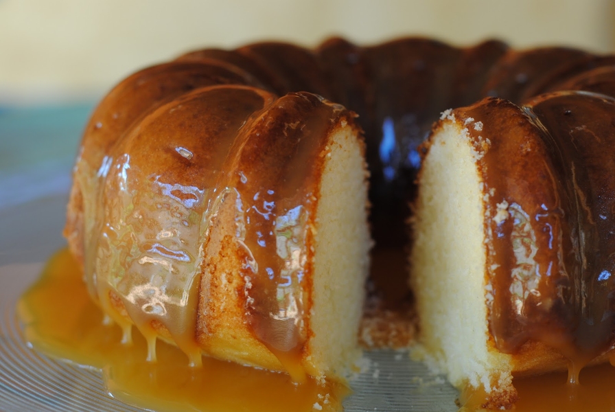 Bolo de caramelo com pepitas de caramelo 